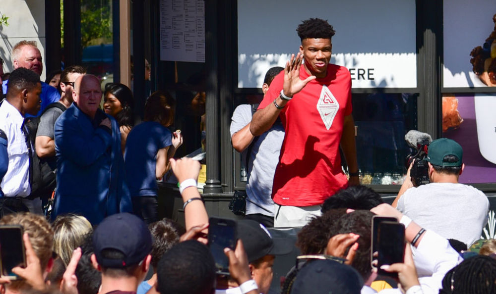 围绕这桩潜 围绕这桩潜